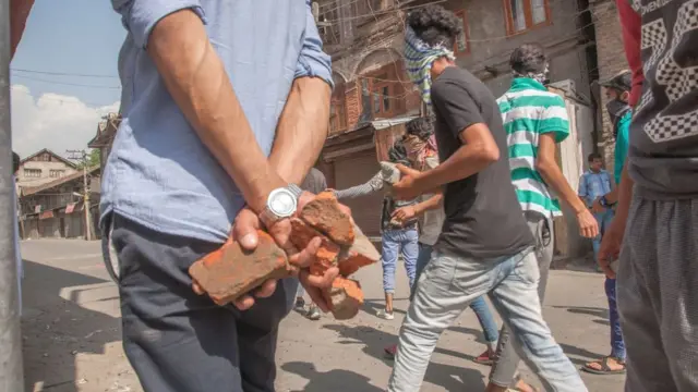 पत्थरबाज़ी