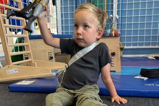 ኤድዋርድ በግሉ ከሚያገኘው የፊዚዮቴራፒ ሕክምና ምክንያት ከፍተኛ ለውጥ አሳይቷል፤ ቤተሰቡ በገንዘብ ማሰባሰቢያ ገጽ በኩል ድጋፎችን ማሰባሰብ ችሏል
