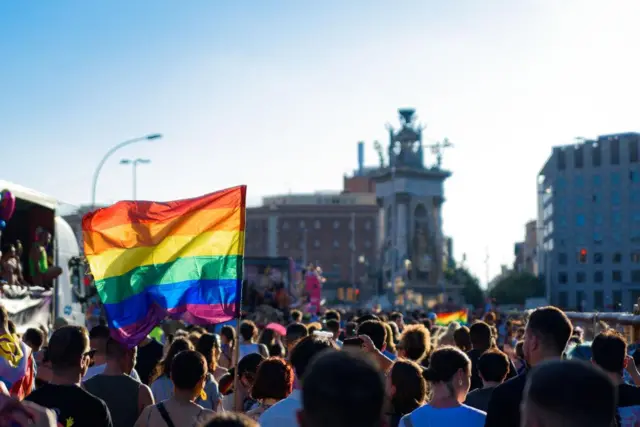 A bandeira do arco-iris durante uma marchaorgulho LGBT+Barcelona, Espanha