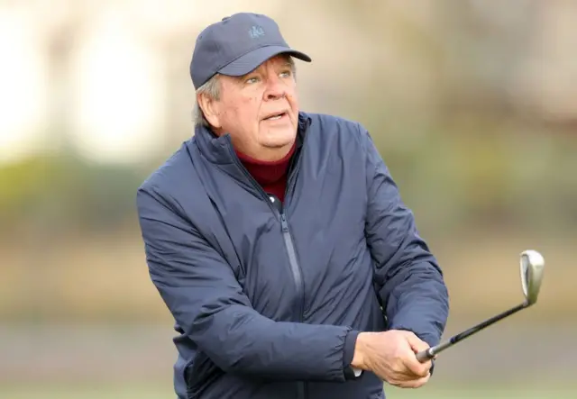 Johann Rupert jouant au golf