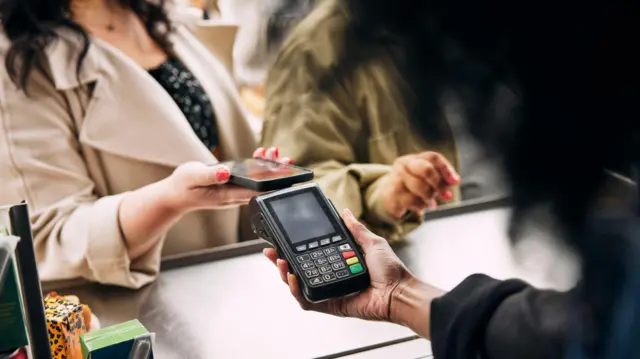 ডিজিটাল পেমেন্ট করছেন এক নারী 