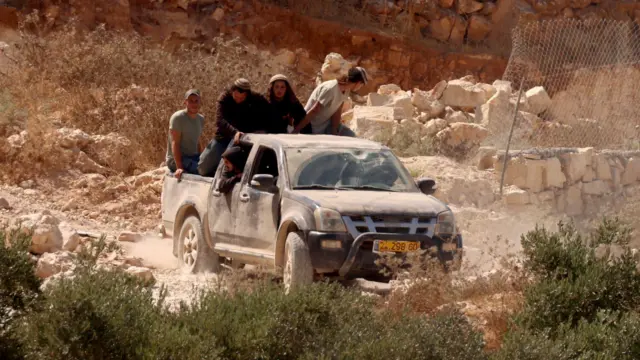 Colonos israelíes a bordo de una camioneta en la localidad de Qusra, al sur de Nablus.