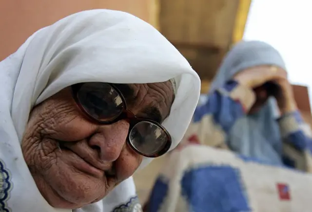 لاجئات لبنانيات هربن من منازلهن يبكين في قرية رميش الحدودية جنوب لبنان، حيث انقطعت السبل بنحو 30 ألف لاجئ، 28 يوليو/تموز 2006.