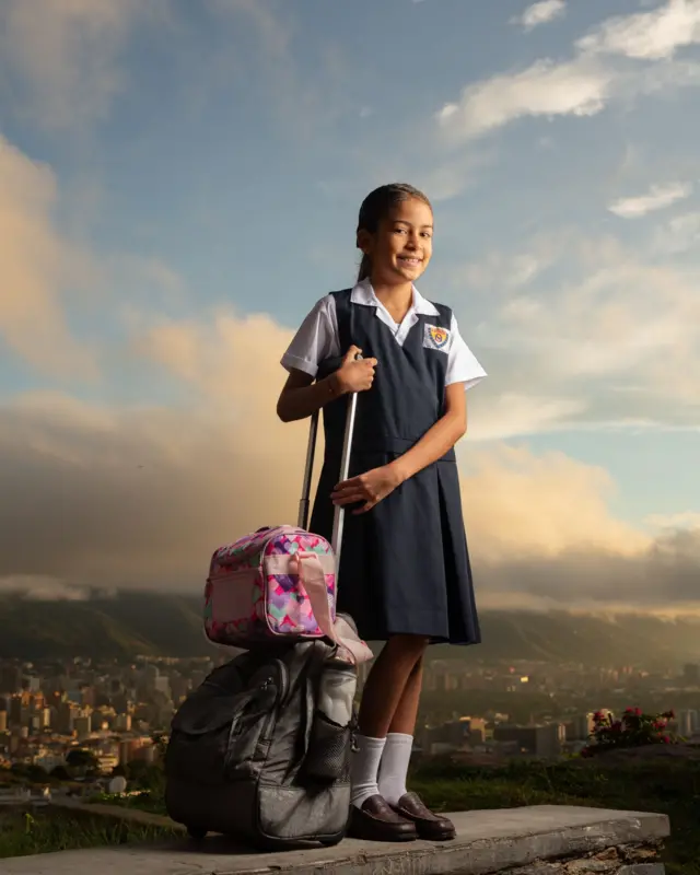 Retrato de Maia García con la vista de Caracas atrás.  El fotógrafo que retrata a los familiares de los migrantes venezolano