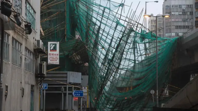 香港有棚架被吹倒。