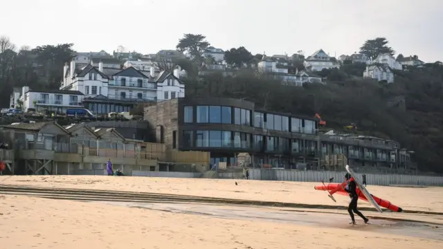 ሎሚ ዓመት ኣብዚ ሆተል ክራኸቡ እዮም