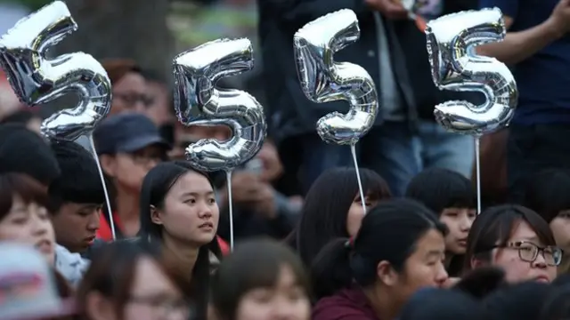 现场歌迷以5号气球道具表达对"五月天"的支持。