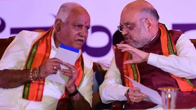 બી.એસ. યેદિયુરપ્પા અમિત શાહ સાથે.