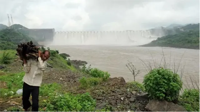 અમરસિંહના શાસનની એક સિદ્ધિ એ ગણી શકાય કે તેમણે સરદાર સરોવર નર્મદા નિગમની સ્થાપના કરી અને તેની જવાબદારી ચૅરમૅન તરીકે સનત મહેતાને સોંપી હતી