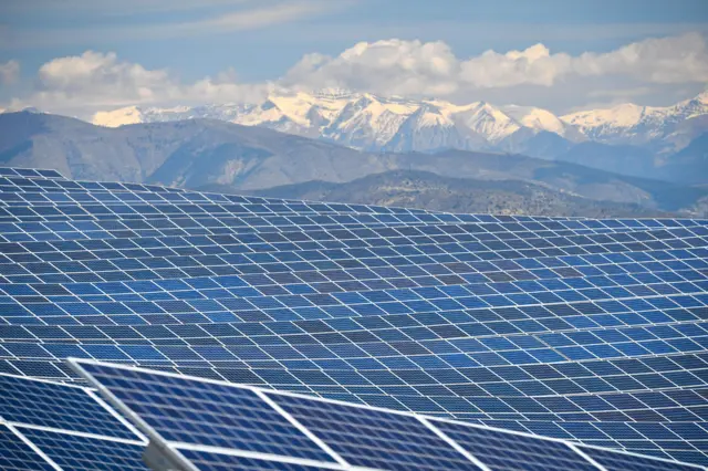 La planta de energía en La Colle des Mees, Alpes de Haute Provence, Francia