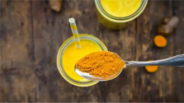 Selon les experts, il est peu probable que les bienfaits du curcuma se retrouvent dans les quantités ajoutées à un café au lait.