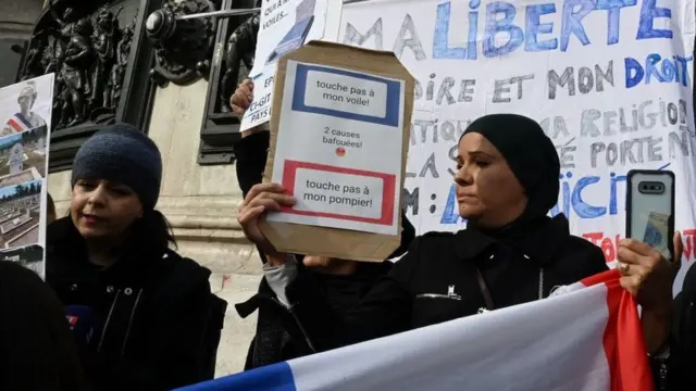 женщины протестуют в октябре 2019 года против запрета носить хиджаб