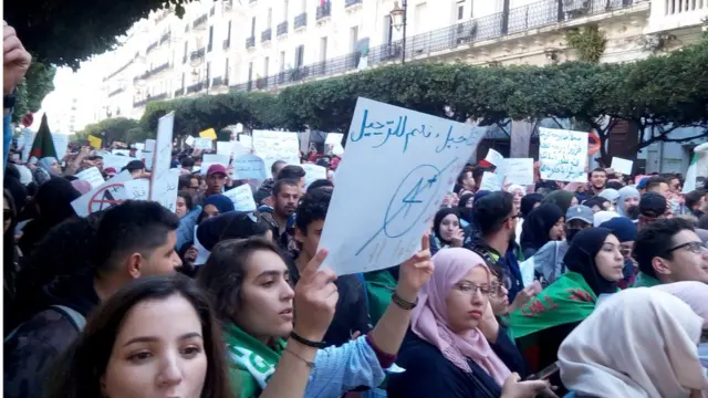 Les étudiants promettent de n'interrompre les manifestations que lorsque les dirigeants actuels quitteront le pouvoir.