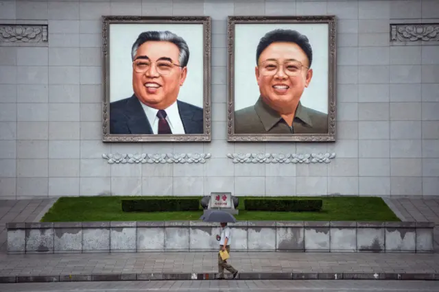 Retratosgira roletaKim Il-sung e Kim Jong-il