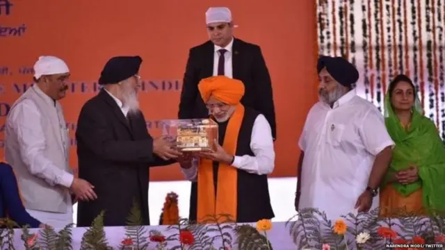 ਨਰਿੰਦਰ ਮੋਦੀ, ਪ੍ਰਕਾਸ਼ ਸਿੰਘ ਬਾਦਲ, ਸੁਖਬੀਰ ਬਾਦਲ ਅਤੇ ਹਰਸਿਮਰਤ ਕੌਰ ਬਾਦਲ