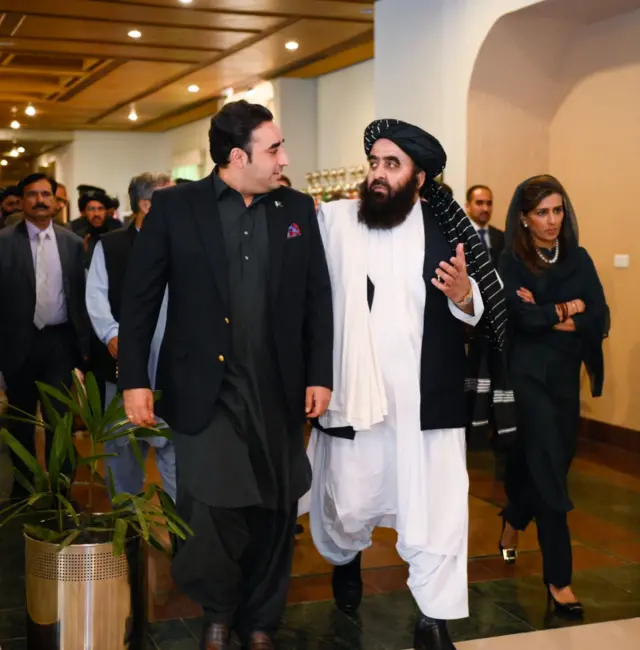 د طالبانو بهرنیو چارو چارسمبالی وزیر امیر خان متقي د پاکستان بهرنیو چارو له وزیر بلاول بوټو زرداري سره