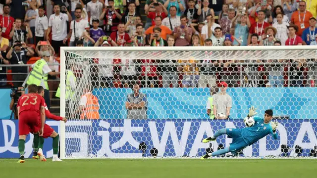 Los mejores también los fallan. Ronaldo se une a Messi en la lista de los grandes jugadores que han fallado un penalti en una Copa del Mundo.