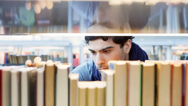 شخص ينتقي كتابا