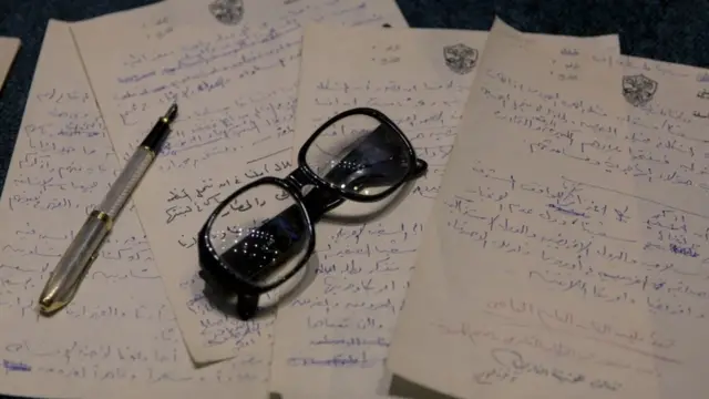 مكتب عرفات وعليه بعض أوراقه ونظارته الطبية