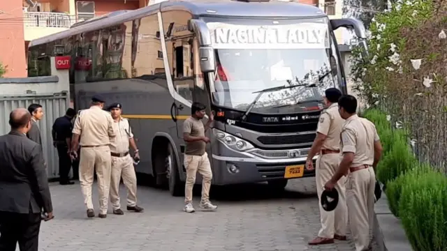 होटल के गेट पर फंस गई मेहमान टीम की बस