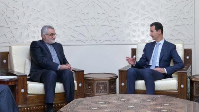 Bashar al Asad (derecha) y Alaeddin Boroujerdi.