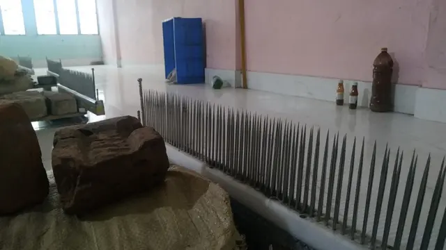 পরচুলা তৈরি হয় এই কারখানায়। রফতানি বন্ধ হয়ে যাওয়ায় এখন কারখানা ফাঁকা।