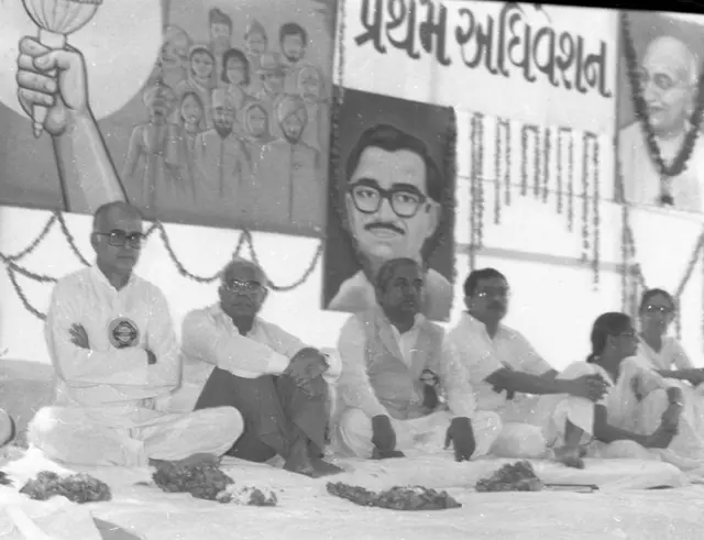 ગુજરાત ભાજપના પ્રથમ અધિવેશનમાં તત્કાલીન ભાજપ પ્રમુખ લાલકૃષ્ણ આડવાણી સાથે મંચ પર કેશુભાઈ પટેલ