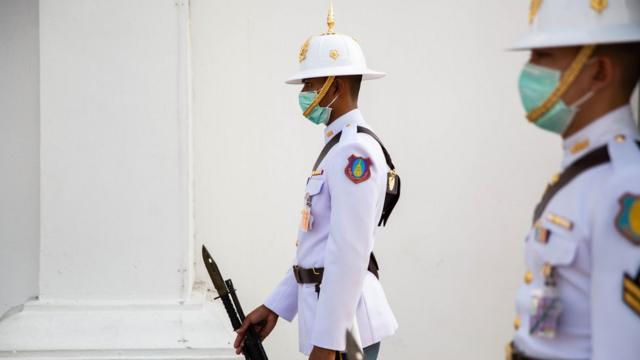 泰国皇宫外的卫兵戴着口罩
