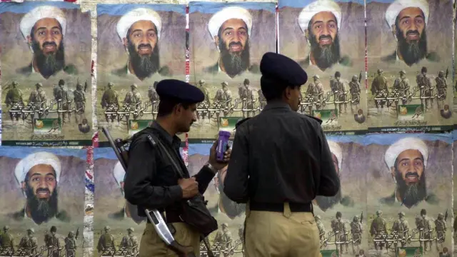 عکس اسامه بن‌لادن در پس‌زمینه عکس دو مامور امنیتی پاکستان