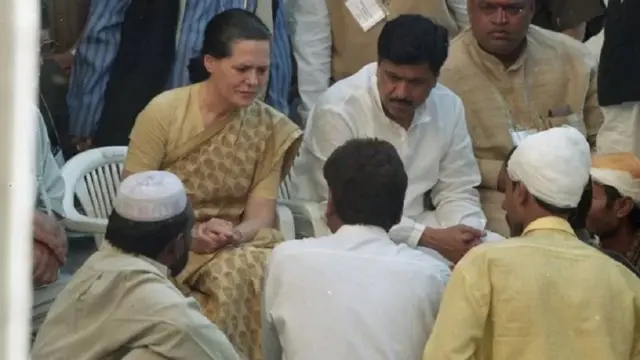 দাঙ্গা বিধ্বস্ত মানুষের সঙ্গে কথা বলছেন কংগ্রেস নেত্রী সনিয়া গান্ধী। ফাইল চিত্র