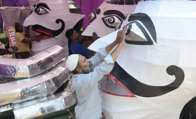 ভারতের পাটিয়ালায় 'দশেরা' আয়োজনের শেষ মুহূর্তের প্রস্তুতি, ঐতিহাসিক চরিত্র রাবণের মূর্তি তৈরি করছেন শিল্পীরা।