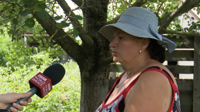 Мигранты живут в старой школе в поселке Веребяй в десяти метрах от хутора Ирены. Ирена не понимает, почему власти не могут отпустить людей в Германию, если они так хотят туда попасть