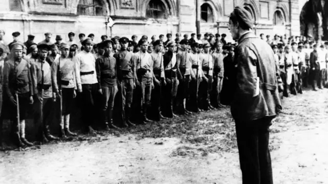 Красный пропагандист выступает перед солдатами (Петроград, июнь 1920 года)