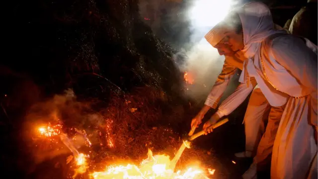 دو موبد زرتشتی در مراسم جشن سده در غرب تهران