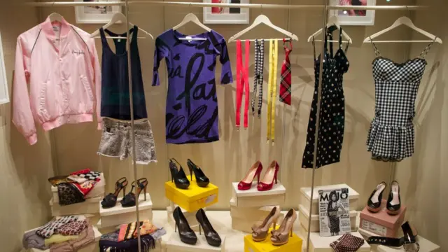 Экспонаты выставки личных вещей Эми Уайнхаус