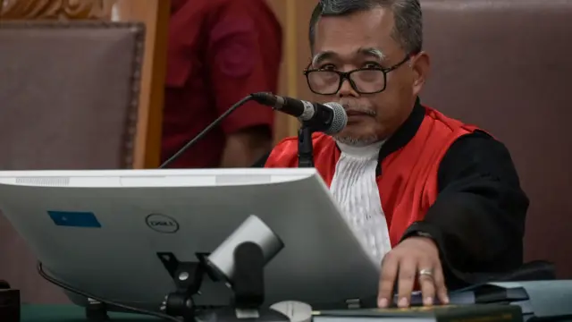 Hakim tunggal Djuyamto memimpin sidang putusan praperadilan Sekjen PDI Perjuangan Hasto Kristiyanto di Pengadilan Negeri Jakarta Selatan, Jakarta, Kamis (13/2/2025).