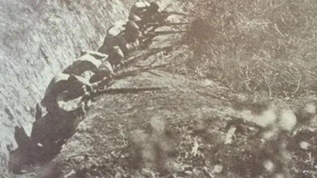 Gelibolu'da siperdeki Osmanlı askerleri. (Kaynak: Başbakanlık Basın Yayın Enformasyon Genel Müdürlüğü tarafından tıpkı basımı yapılan, Osmanlı Devleti'nce yayımlanan Harb Mecmuası, sayı 1, 1915)