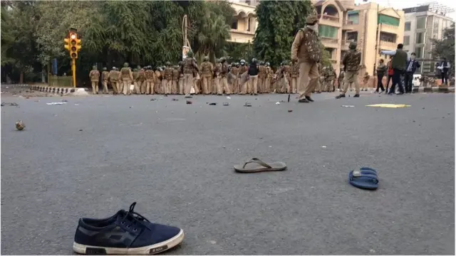 குடியுரிமை திருத்த மசோதாவுக்கு எதிர்ப்பு: டெல்லியில் 3 பேருந்துகள் தீவைத்து எரிப்பு