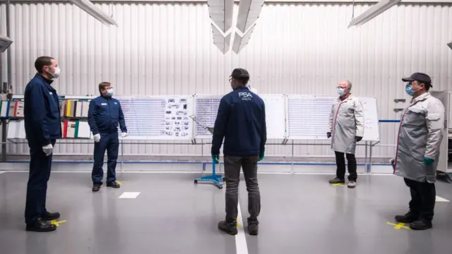 کارگران کارخانه پژو در اسلواکی با حفظ فاصله از یکدیگر در جلسه شرکت کردند