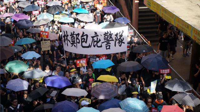 香港警察處理示威時被指濫力暴力。