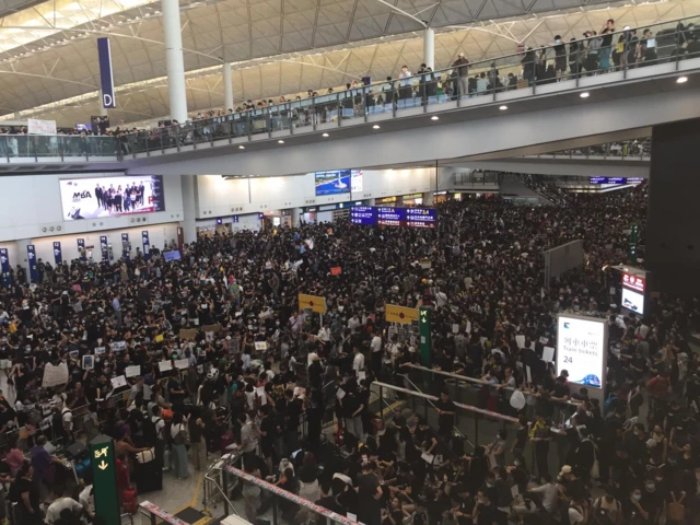 "百万人塞爆机场"集会