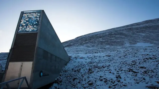 பல மில்லியன் பயர்களின் விதைகளைப் பாதுகாத்து வந்த, நார்வே துருவப் பகுதியில் உள்ள டூம்ஸ்டே வால்ட் என்ற ஆய்வகம், 2016 ஆம் ஆண்டில் பனி உருகிய நீரில் மூழ்கியது.