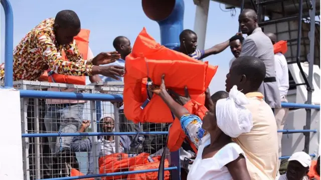 Abiria wakipewa maboya katika kivuko cha MV Saba saba