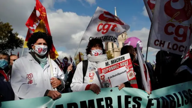Sağlık çalışanları Cumhurbaşkanı Macron'a taleplerinin karşılanması çağrısı yaptı