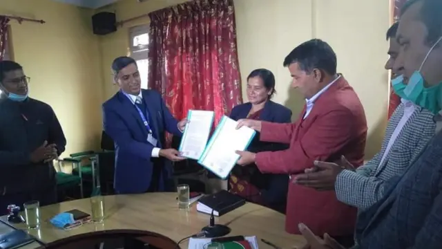 कर्णालीका किसानलाई व्याज अनुदान दिने सम्झैता गर्दै भूमि व्यवस्था, कृषि तथा सहकारी मन्त्रालयका सचिव राजेन्द्रप्रसाद मिश्र र कृषि विकास बैंकका उपमहाप्रबन्धक प्रताप सुवेदी