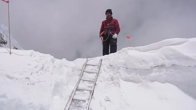 बाटो बनाउँदै