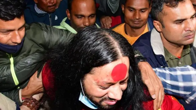 कालीचरण को पकड़कर ले जाती पुलिस