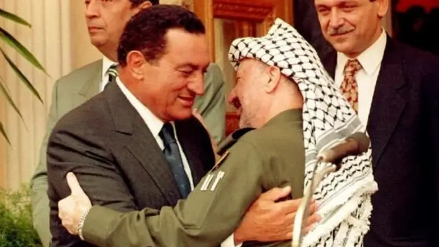 Hosni Mubarak na mwenyekiti bwa PLO Yasser Arafat