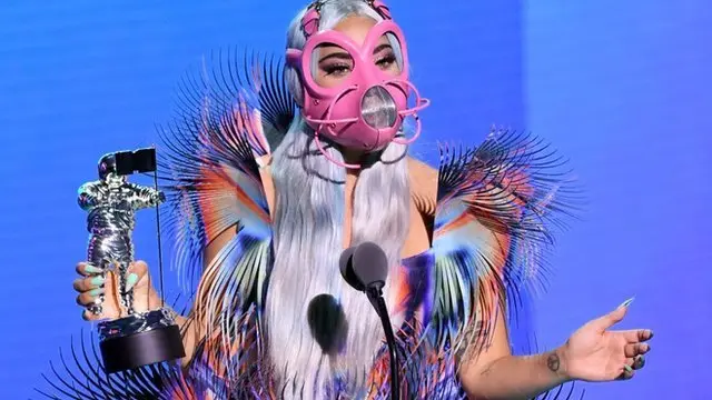 Lady Gaga hold MTV award for hand