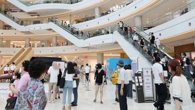 27일 오후 서울의 한 대형 쇼핑몰을 찾은 시민들로 북적이고 있다